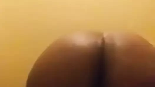 İri güzel kadının götü titreşiyor