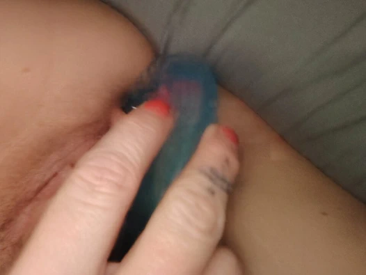 Çift dildomla oynuyorum