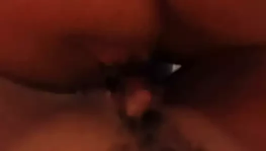 Azgın olgun bir kız öğrenci sikikleri ve durmadan onu boşalmak yapar