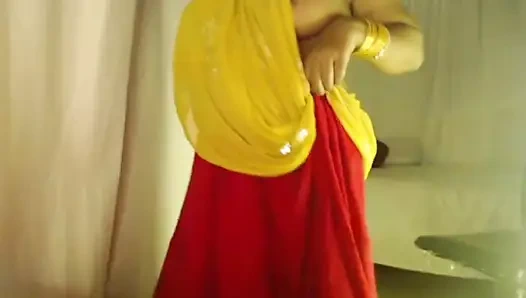 Kız sutyen açıyor ve ateşli, seksi göğüslerini gösteriyor