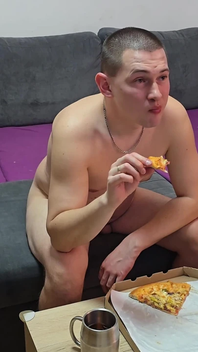 En sevdiğim pizzayı yiyorum ve tamamen çıplak televizyonda bekar izliyorum