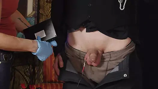 Zalim sarışın orta yaşlı seksi kadın taşaklara timsah kıskaçları sokuyor