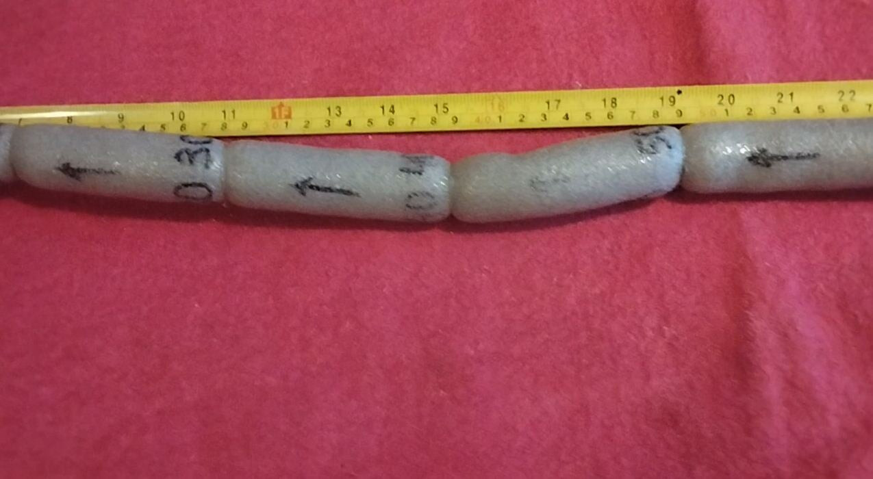 Götüm 32 mm çapında ve 1 metre uzunluğunda uzun bir sosis oyuncağını dışarı itiyor