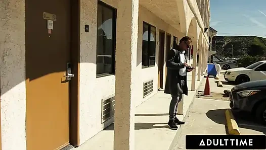 ADULT TIME - şanslı işadamı buharlı araba yolculuğu sırasında Karma Rx'in büyük göğüsleriyle oynuyor