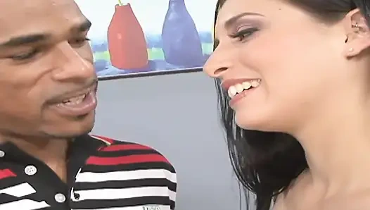 Büyük zenci yarakları sahne 2_slim esmer hatun sıkı amında büyük zenci yarağının tadını çıkarıyor