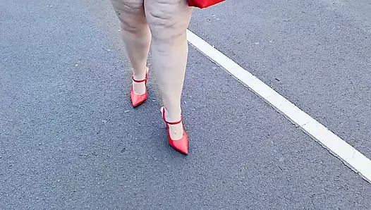Güzel kadın halka açık otoparkta açık havada yabancılara gösteriş yapıyor