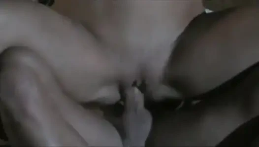 Une blonde pulpeuse écarte les cuisses et se fait lécher la chatte et baiser