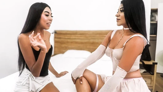 Büyük memeli latin hatun Amerikalı erkek arkadaşını sürtük lezbiyen arkadaşıyla aldatıyor