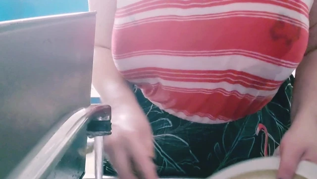 Dövmeli bbw zevk için bulaşık yapar ve üstsüz şeritler