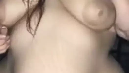 chubby esmer jiggles onu büyük göbek