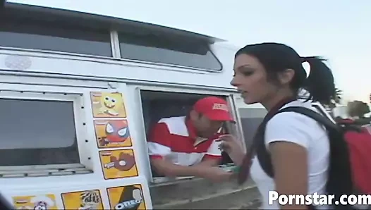 Üniformalı genç hatun Stephanie Kane büyük bir yarak emiyor