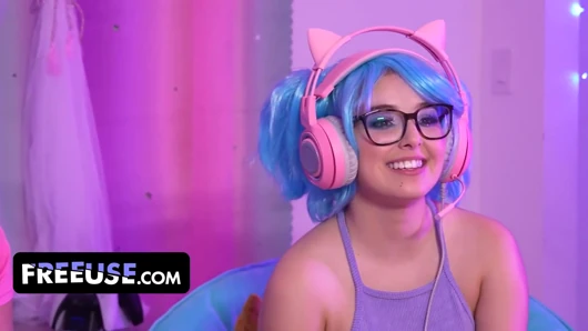 Gamer kızları Leana Lovings ve Krissy Knight Nicky katıldığında odaklanıyor