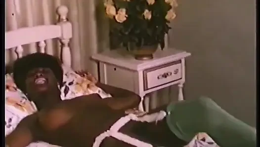 Retro zenci yıldızı kadın kılıklı roscoe muhteşem çıplak vücudunu gösteriyor