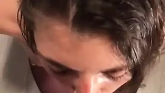 öğürerek üzerinde bir derin boğaz -cum damlayan ağız