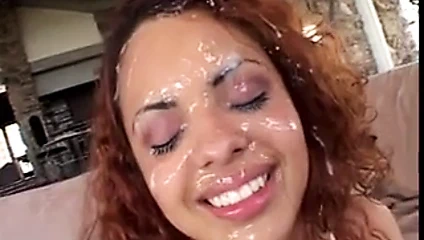 güzel latina'nın yüzünde cum bir sürü