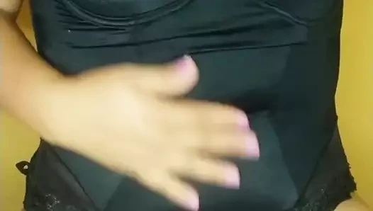 Sürtük ve azgın genç kız mastürbasyon yapıyor ve külotun içine işiyor