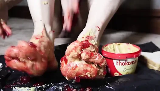 Yer fıstığı tereyağı, jöle ve ayak fetişi fantezisi