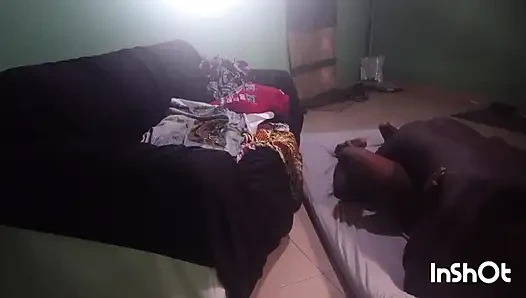 Yabancı bir kız bana seks teklif etmeye geldiğinde evde yalnızdım