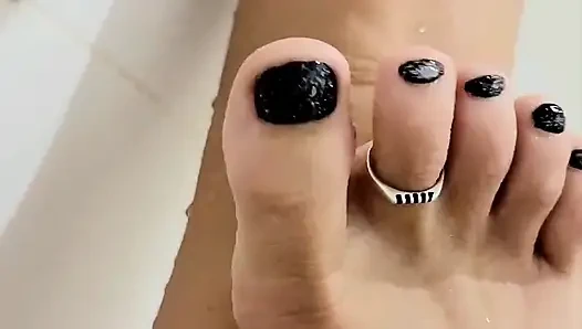 Duş zamanı seksi ayaklar