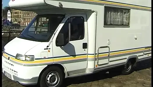 Külotlu çoraplı kız ambulansta büyük bir yarağı sikiyor ve götüne boşalma