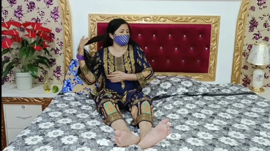 Doğal Göğüsleri ile Seksi Hint Desi Yenge Yapay Penis ile Seks