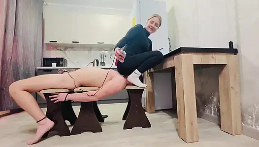 Ev ödevimi yaparken köleye elektrik verdim. 3/5