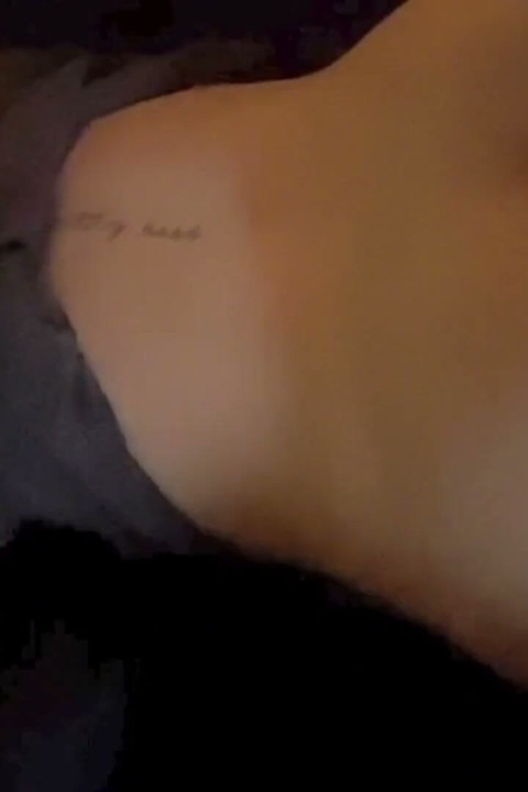 Üvey erkek kardeş boşalmak için üvey kız kardeşini kullanıyor