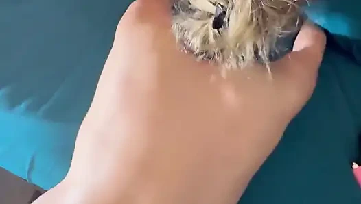 Edepsiz sarışın orta yaşlı seksi kadın erkeğini komik edepsizce konuşuyor