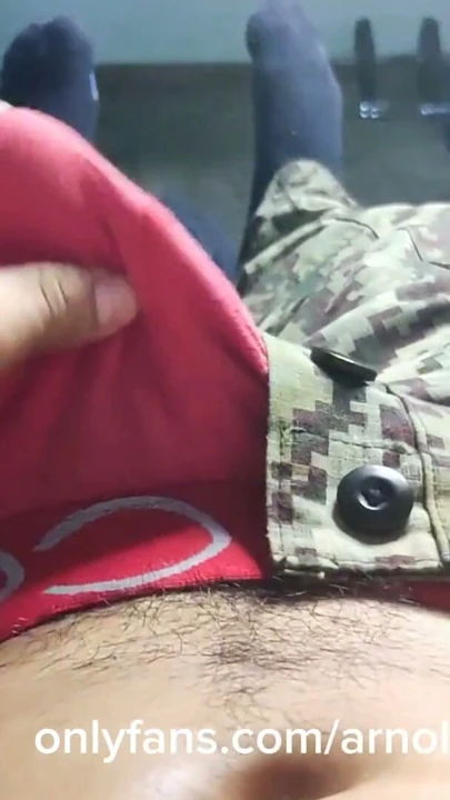 heteroseksüel asker mastürbasyon yapıyor, 1 aylık perhiz sonrası boşalırken inliyor 😈 | Bölüm 1