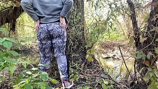 Olgun, düzgün vücutlu orta yaşlı seksi üvey anne açık havada kendini parmaklıyor