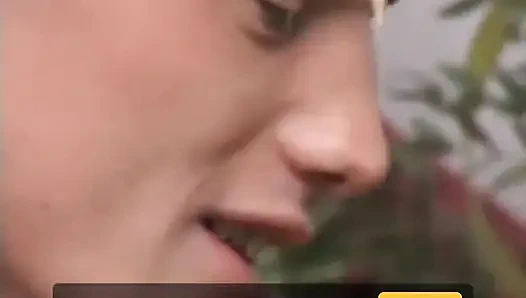 Twinks yiyecek ve birbirlerine atıştırıyor