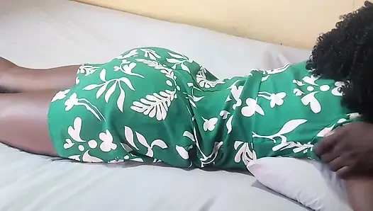 Üvey kız kardeş sadece üvey erkek kardeşinin büyük mantarını karanlık amcığını siktirmek için iç çamaşırsız sevimli bir elbise giyerek odama giriyor