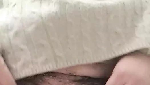 Orta yaşlı seksi kadın amını hareket ettiriyor ve vajinal ses çıkarıyor