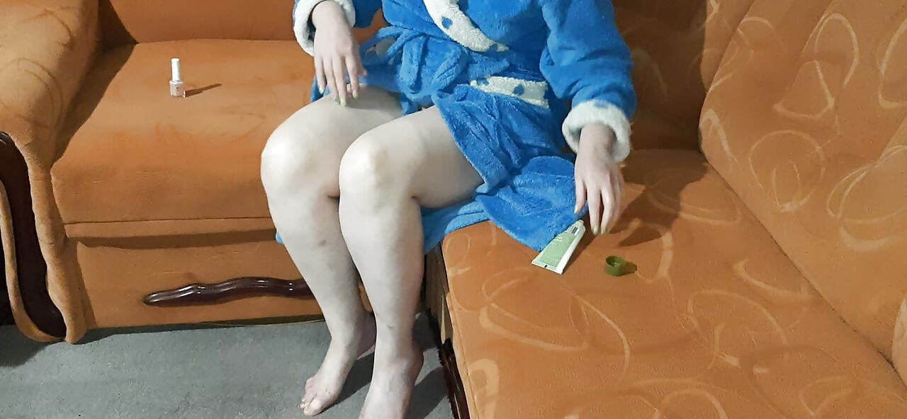 Accidental flash of mom's pussy.