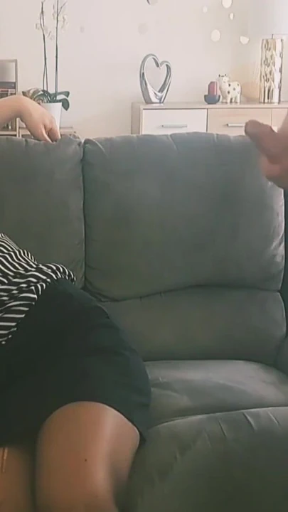 Мощный момент из "Зрелая милфа сосет два поклонника большой член, пока она не получит сперму на ее лицо"