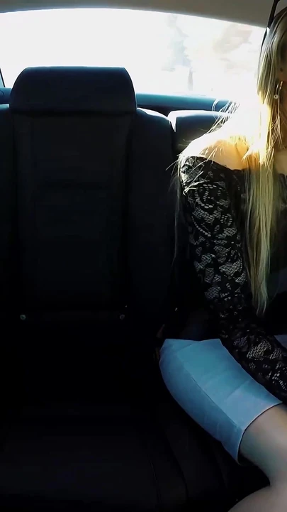 Sadie'nin Sıkı Tıraşlı Amcığı açık Havada Yalanıyor, Parmaklanıyor Ve Sikiliyor