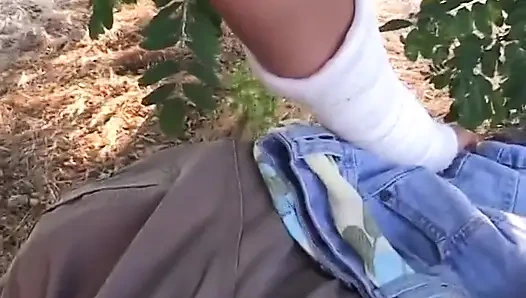 Sevimli sarışın parkta sikiliyor