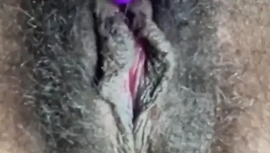 Yakın çekim büyük klitorisli kıllı amcığımı tahrik ediyor