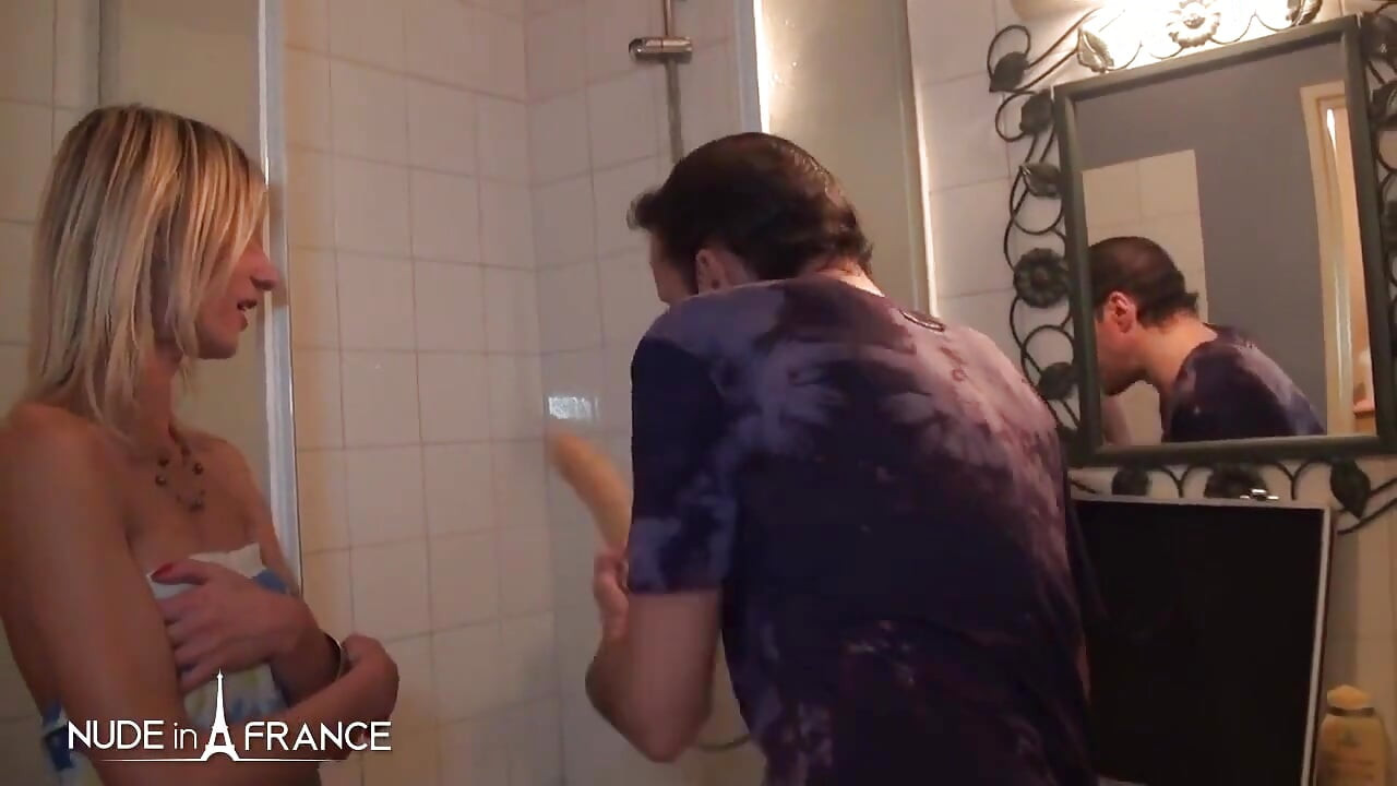 Yaramaz küçük memeli sarışın dildo sikilip döllenmeden önce oynuyor