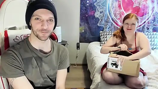 Animour ahtapot vibratör kutularını açıp mastürbasyon yapıyor