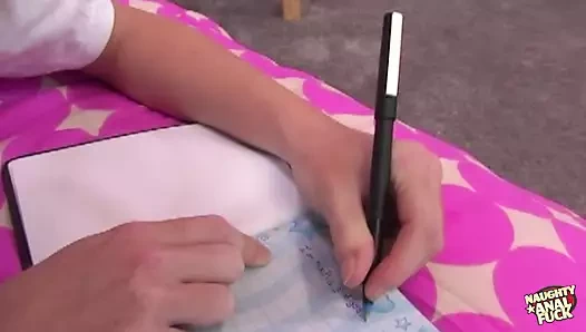 Sevimli görünmeye rağmen sarışın tatlı kız evde yalnızken anal arzulu bir sürtüğe dönüşüyor