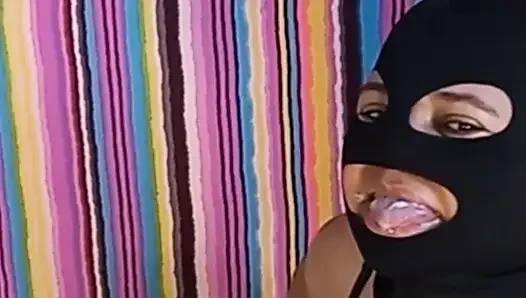 Komşu başkasının evinde emiyor