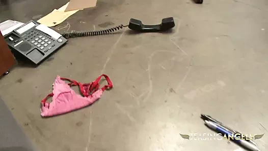 Çalışkan sekreter alır ödüllendirildi ile bir büyük çük