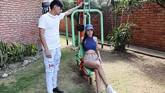 KOMŞUM BURADA PARKTA EGZERSIZ YAPıYORSUN BILIYORUM AMA SANA ODAMDA GÖSTEREBILIRIM