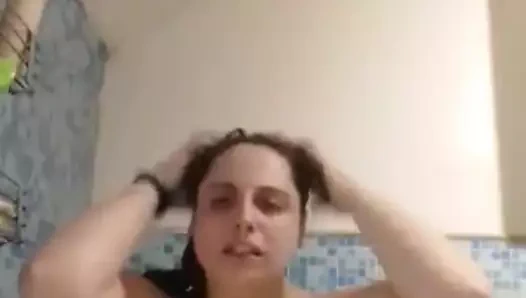 Büyük memeli kız banyo alır