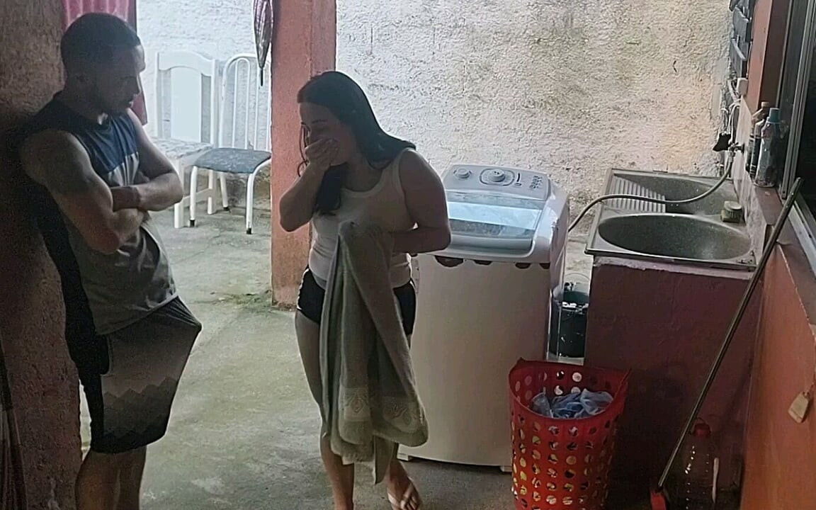 Karım gitti ve hizmetçi ereksiyon yarağımı durduramadı