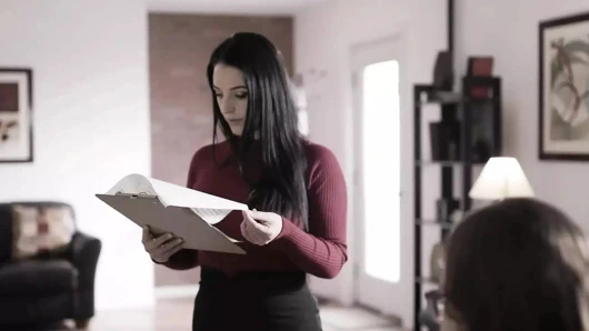 ADULT TIME - Angela White yoğun çifte penetrasyon tedavisi yoluyla utangaç müşteriye rehberlik yapıyor! TAM SAHNE