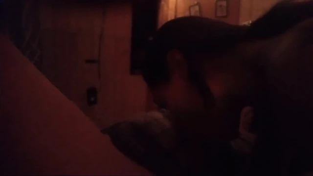Yarağını emiyor ve götümde başka bir tane istiyorum