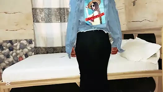 Karımın üvey kız kardeşi prezervatif kullanmamamı söylüyor, yaramaz bir sakso çektikten ve kovboy kıza bindikten sonra içime boşalmamı hissetmek istiyor