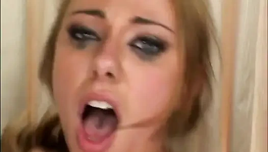 Doğal memeli seksi sarışın gençler büyük beyaz yarakla tüm deliklerinden sikiliyor